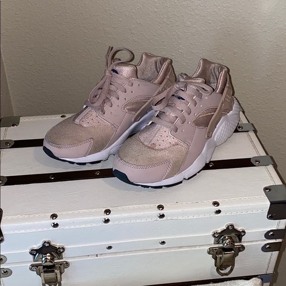 Nike Shoes - Nike huarache run girls Nike Shoes - Nike huarache run girls